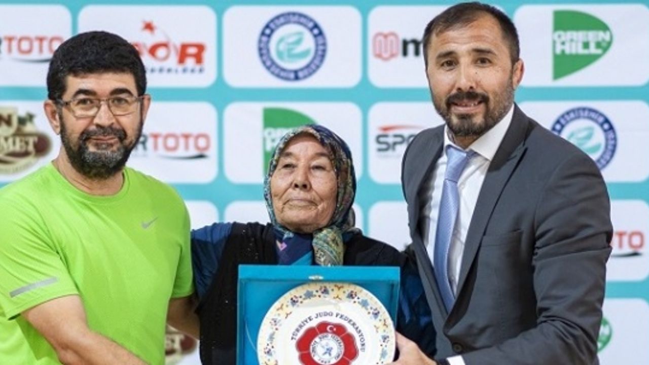 Judocu Nine Ayten Alataş'a Plaket !