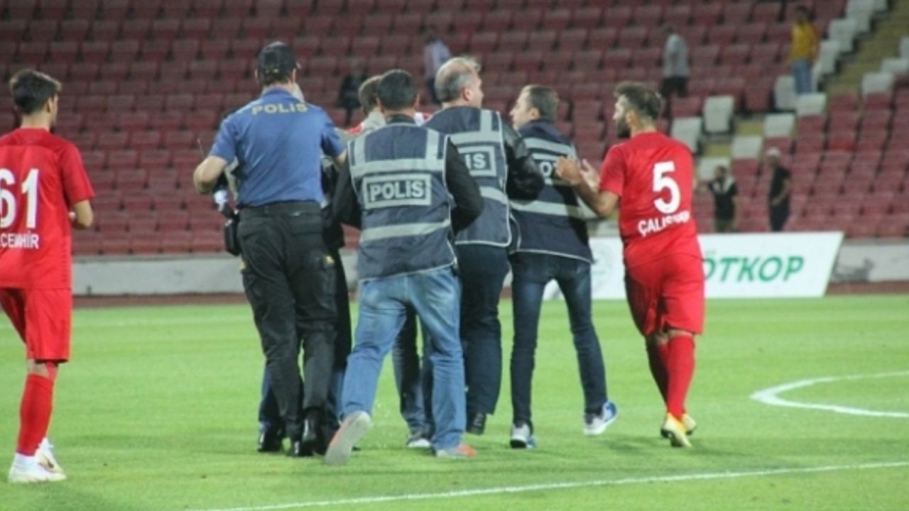 Balıkesirspor Baltok - Ümraniyespor maçı hakemine seyirci saldırdı!
