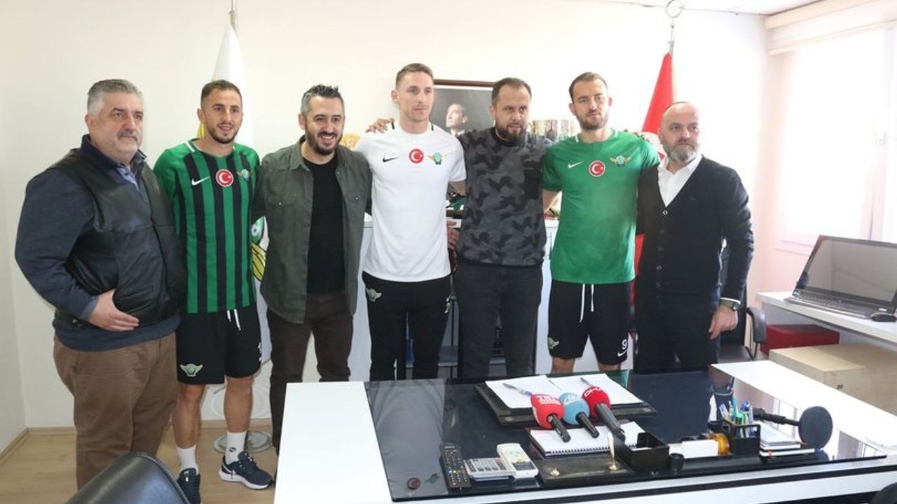Akhisarspor 3 oyuncuya imza töreni düzenledi