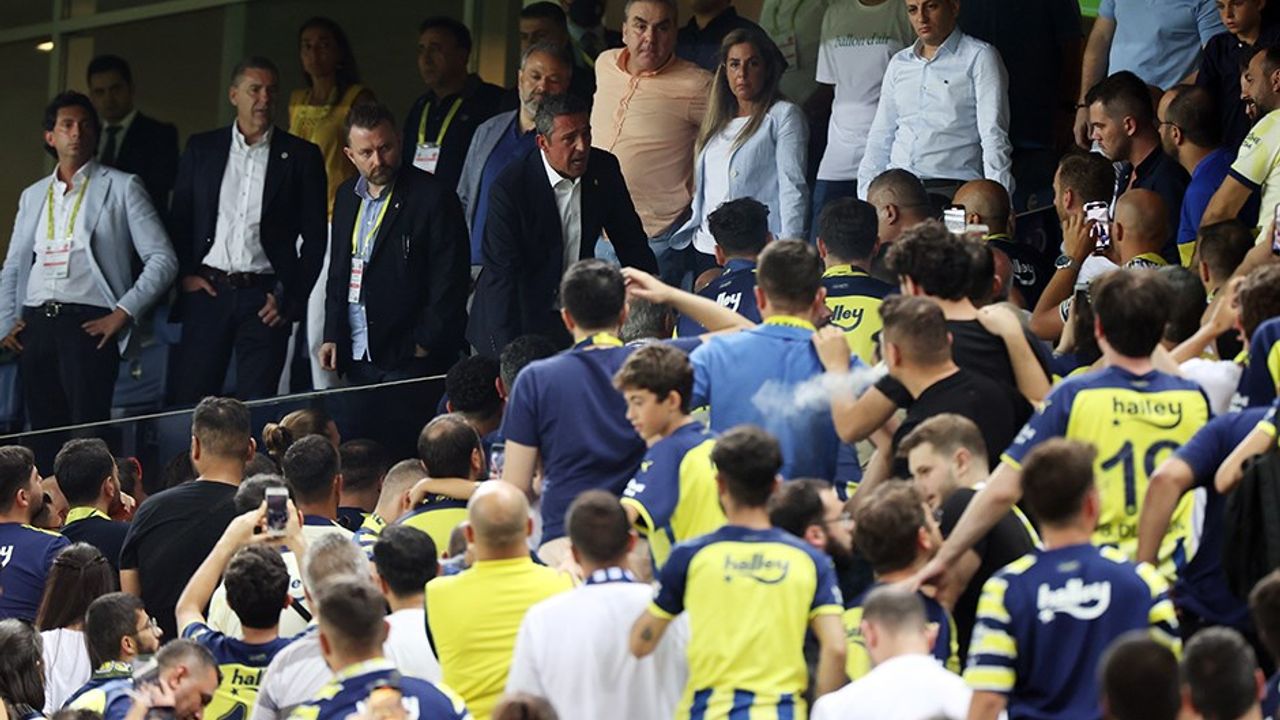 Fenerbahçe Başkanı Ali Koç bir kez daha taraftarlarla tartıştı