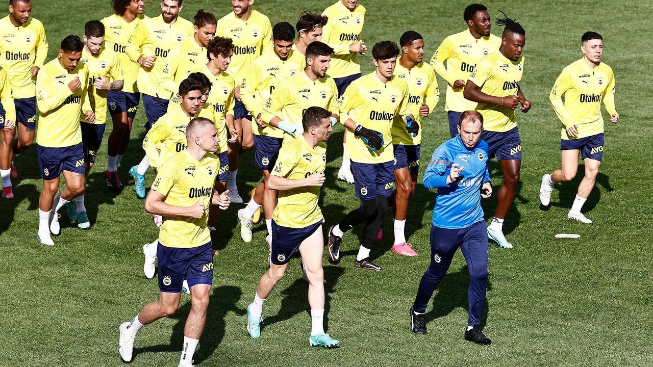 Fenerbahçe’de Yaprak Dökümü: Takım Arkadaşlarıyla Vedalaştı!