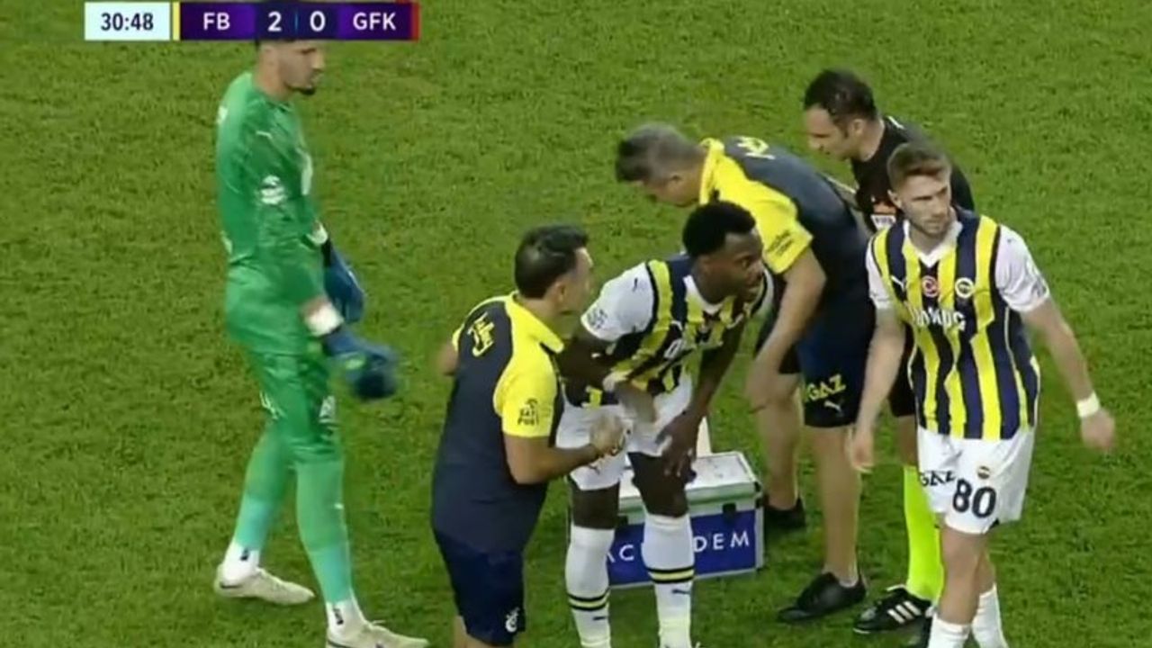 Fenerbahçe'de şok sakatlık: Yıldız oyuncu maça devam edemedi!