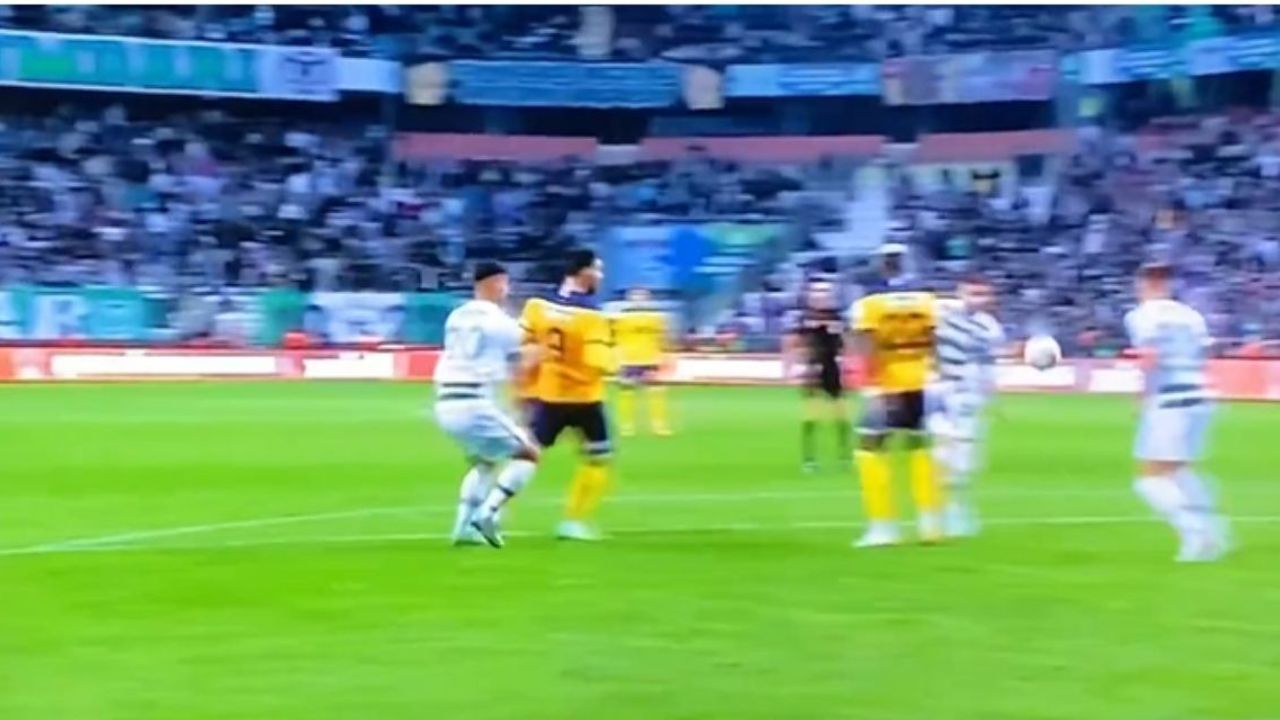 Ankaragücü'nün verilmeyen penaltısı sosyal medyayı salladı! Konyaspor Ankaragücü maçında şok!