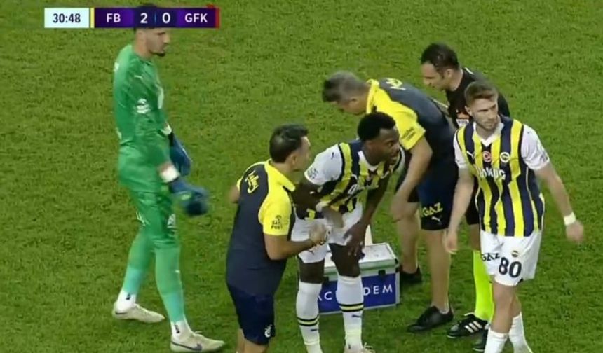 Fenerbahçe'de şok sakatlık: Yıldız oyuncu maça devam edemedi!