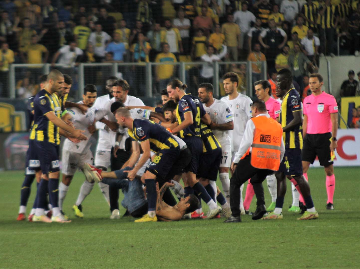 Beşiktaş'ın Ankaragücü'nü 3-2 mağlup ettiği maçın bitiş düdüğü ile sahaya giren B.Ö. adındaki bir holigan, Beşiktaşlı oyunculara saldırdı.